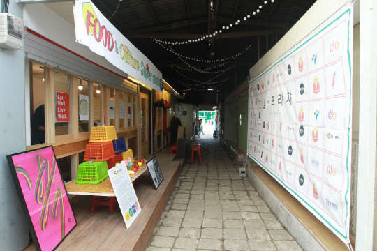 구로구가 마을공동체 사업의 일환으로 '구로시장 청년장사꾼' 운영 점포 '영-프라자'를 지난 23일 오픈했다.   구로구 제공